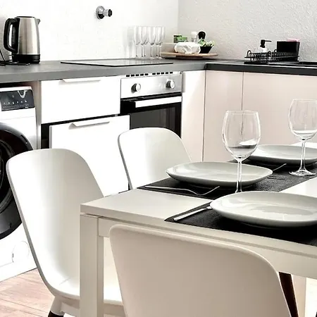 Moderne In Stadionnaehe Mit Parkplatz *