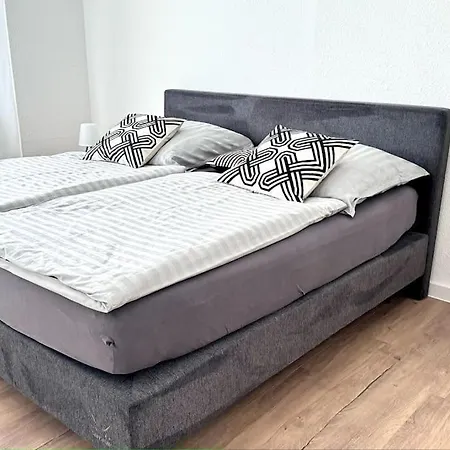 Moderne In Stadionnaehe Mit Parkplatz Apartment