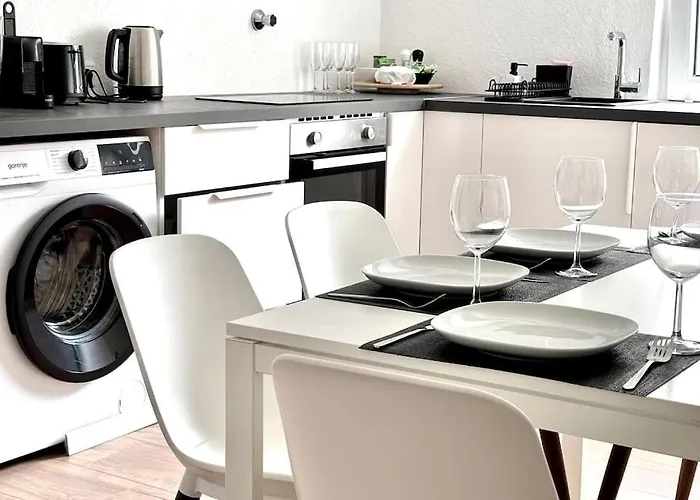 Moderne In Stadionnaehe Mit Parkplatz *